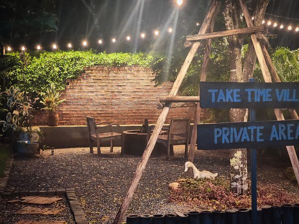 บริเวณพักผ่อนหน้าวิลล่า-1